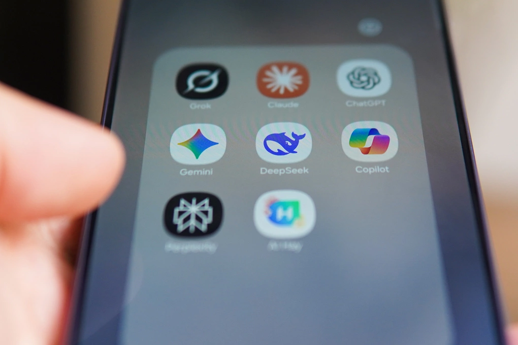 Logo các ứng dụng AI Grok, Claude, ChatGPT, Gemini, DeepSeek, Copilot, Perplexity, AI Hay trên điện thoại, tháng 3/2025. Ảnh: Lưu Quý
